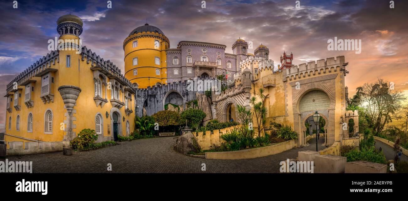 Favola colorata pena nel Palazzo di Sintra con drammatica Cielo di tramonto di una delle sette meraviglie del Portogallo Foto Stock