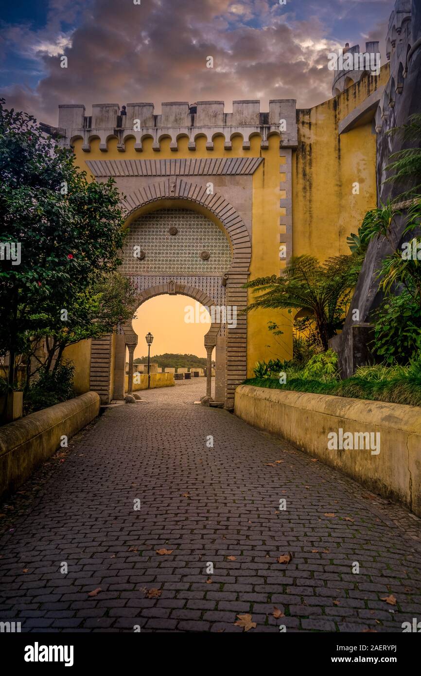 Favola colorata pena nel Palazzo di Sintra con drammatica Cielo di tramonto di una delle sette meraviglie del Portogallo Foto Stock
