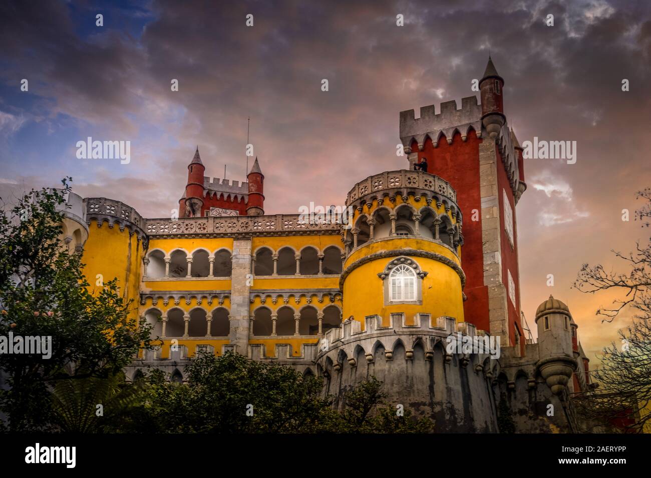 Vista aerea di rosso giallo blu pena nel Palazzo di Sintra Portogallo votato una delle 7 meraviglie del Portogallo Foto Stock