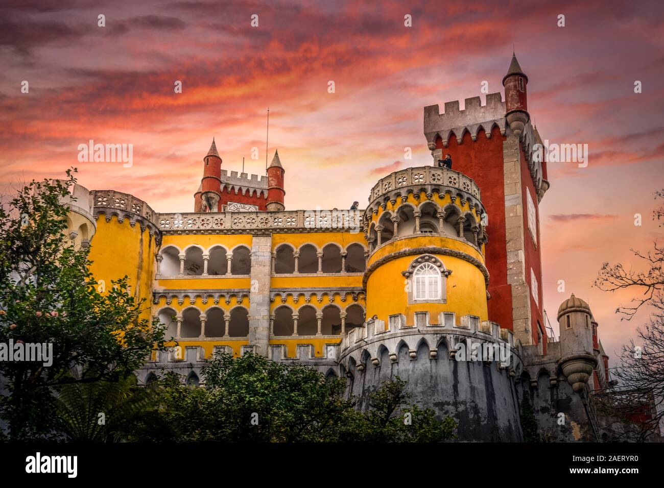 Vista aerea di rosso giallo blu pena nel Palazzo di Sintra Portogallo votato una delle 7 meraviglie del Portogallo Foto Stock
