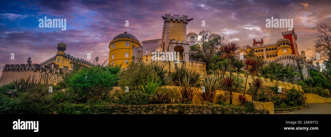 Favola colorata pena nel Palazzo di Sintra con drammatica Cielo di tramonto di una delle sette meraviglie del Portogallo Foto Stock