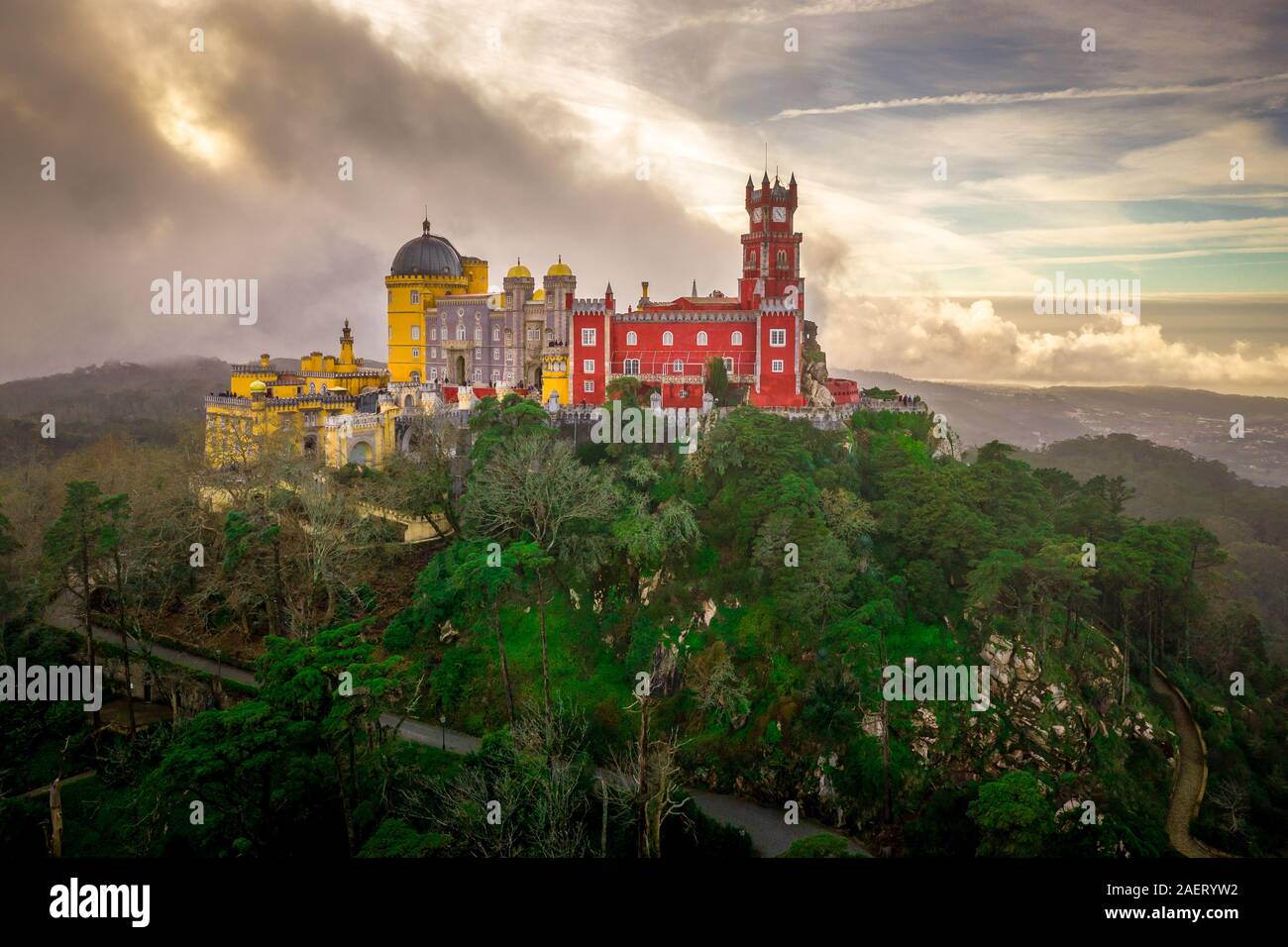 Vista aerea di rosso giallo blu pena nel Palazzo di Sintra Portogallo votato una delle 7 meraviglie del Portogallo Foto Stock