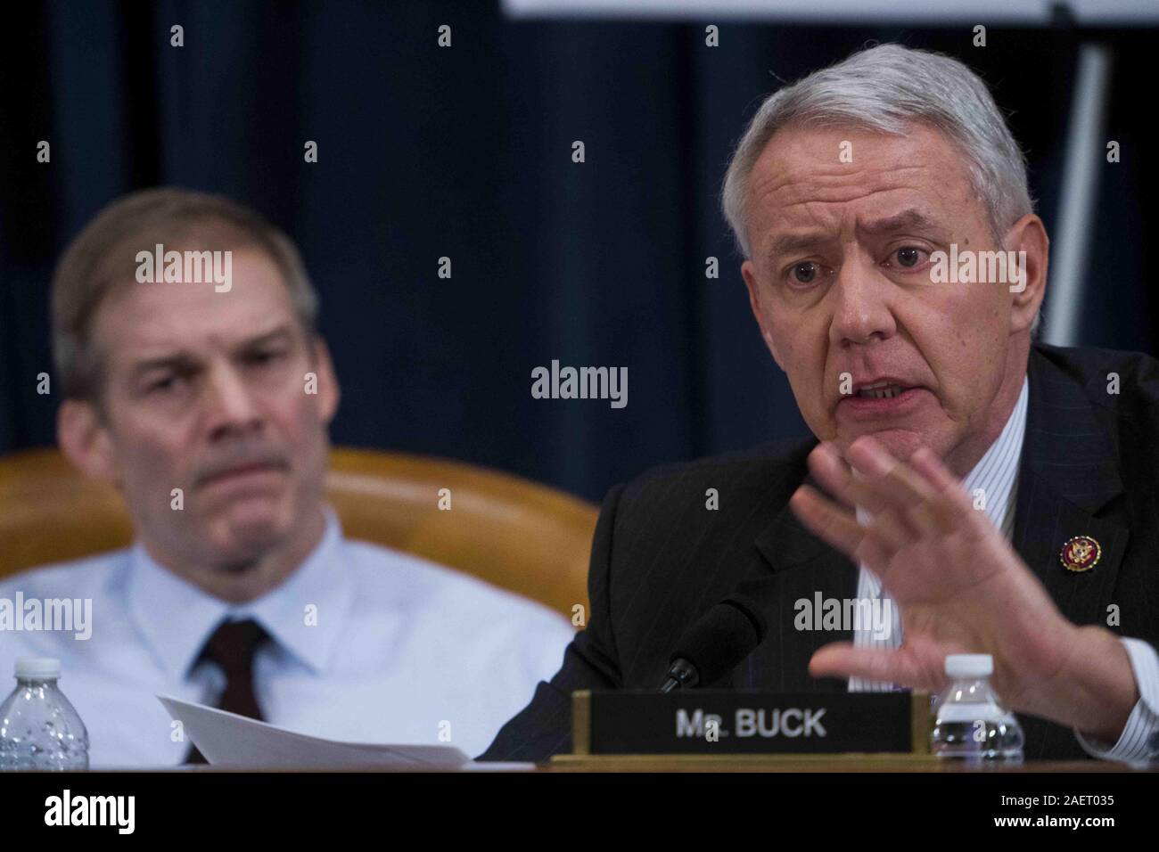 Washington, Distretto di Columbia, Stati Uniti d'America. Il 9 dicembre, 2019. Rappresentante degli Stati Uniti Ken Buck (Repubblicano del Colorado) domande Intelligence Comitato Consulente di minoranza Stephen Castor e intelligenza la maggioranza del comitato avvocato Daniel Goldman durante la US House impeachment inchiesta audizioni, lunedì 9 dicembre, 2019. Rappresentante statunitense Jim Jordan (repubblicano di Ohio) guarda su da sinistra Credito: Doug Mills/CNP/ZUMA filo/Alamy Live News Foto Stock
