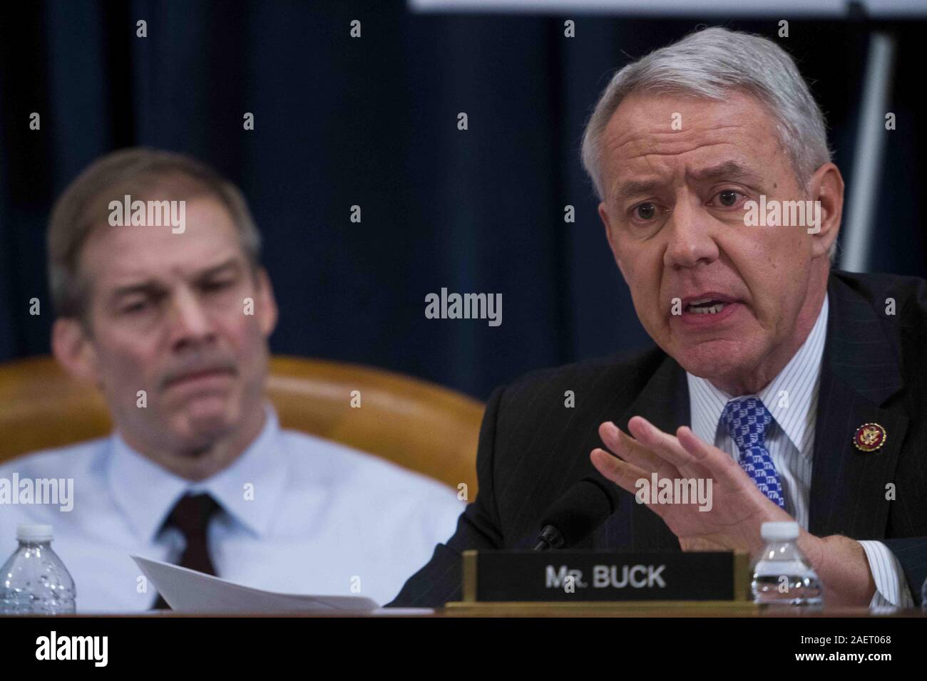 Washington, Distretto di Columbia, Stati Uniti d'America. Il 9 dicembre, 2019. Rappresentante degli Stati Uniti Ken Buck (Repubblicano del Colorado) domande Intelligence Comitato Consulente di minoranza Stephen Castor e intelligenza la maggioranza del comitato avvocato Daniel Goldman durante la US House impeachment inchiesta audizioni, lunedì 9 dicembre, 2019. Rappresentante statunitense Jim Jordan (repubblicano di Ohio) guarda su da sinistra Credito: Doug Mills/CNP/ZUMA filo/Alamy Live News Foto Stock