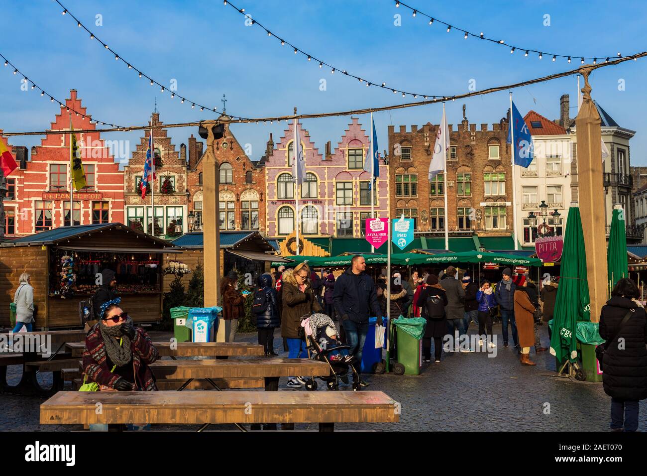 Bruges mercatini di Natale - nel Markt Square al tramonto con il campanile  illuminato; Bruges, Belgio Europa Foto stock - Alamy