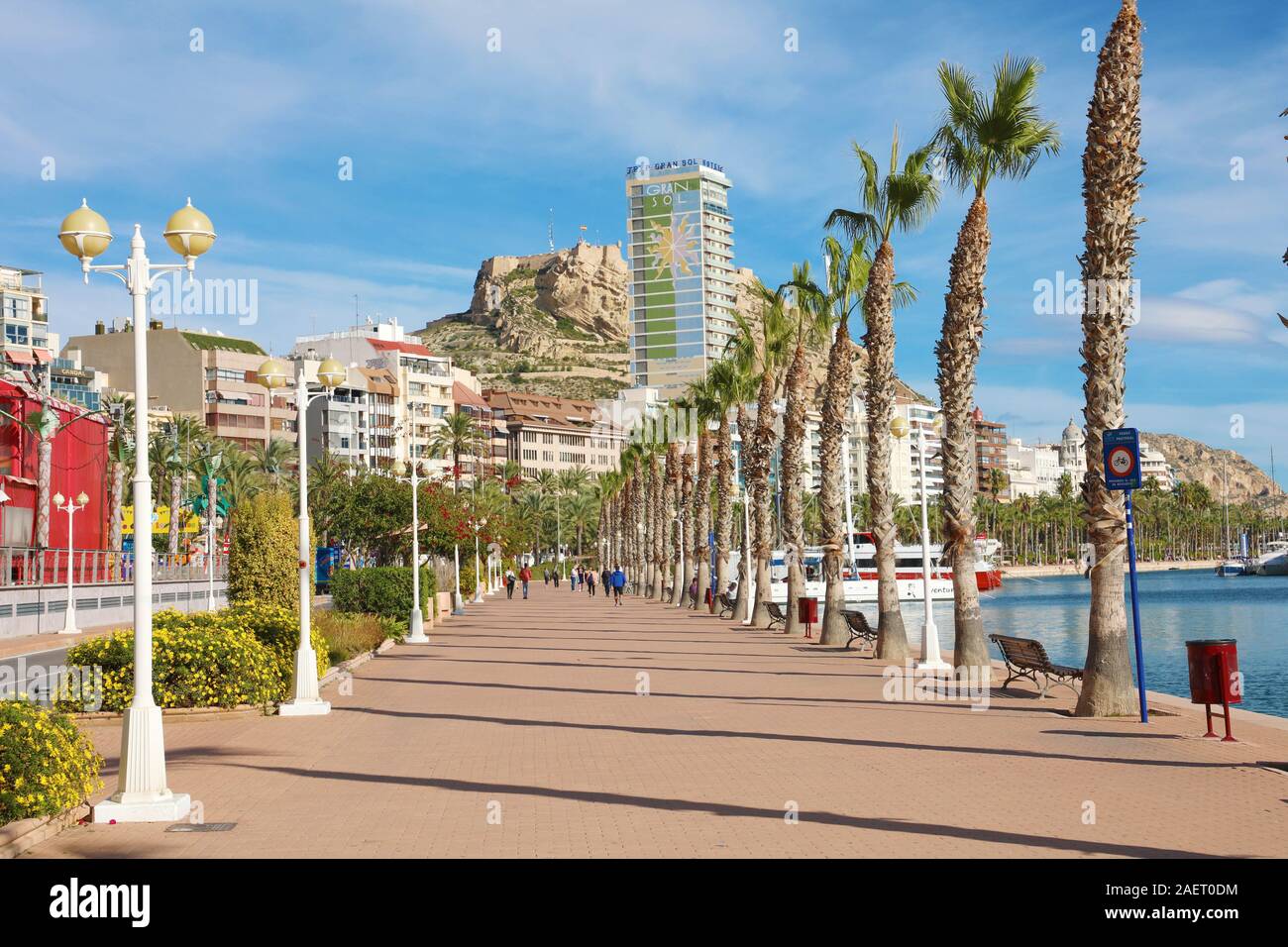 ALICANTE, Spagna - 29 novembre 2019: Alicante Lungomare Mediterraneo destinazione in Spagna, Europa Foto Stock