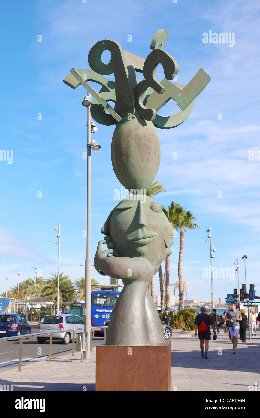 ALICANTE, Spagna - 29 novembre 2019: El adivinador è un abstract di una scultura in bronzo tra Puerta del Mar square e Plaza del Puerto square Foto Stock