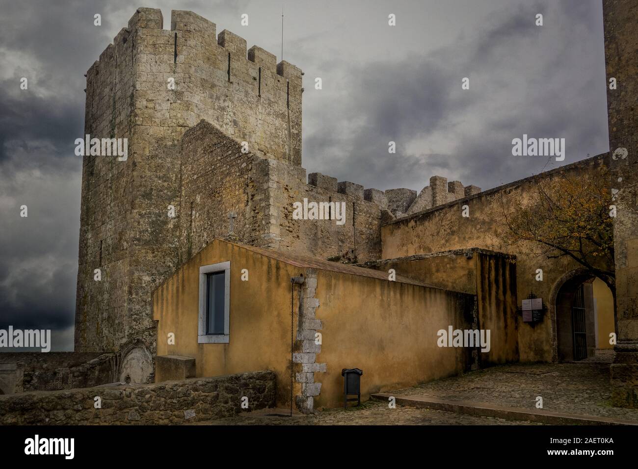 Vista del castello medievale di Palmela vicino a Setubal in Portogallo con drammatica sky Foto Stock