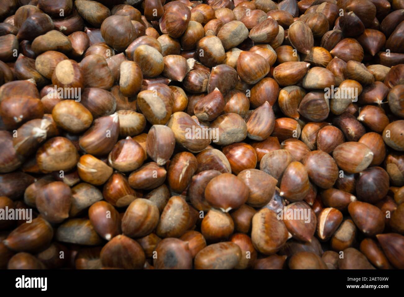 Castagne arrostite sul display in un negozio per il Natale Foto Stock