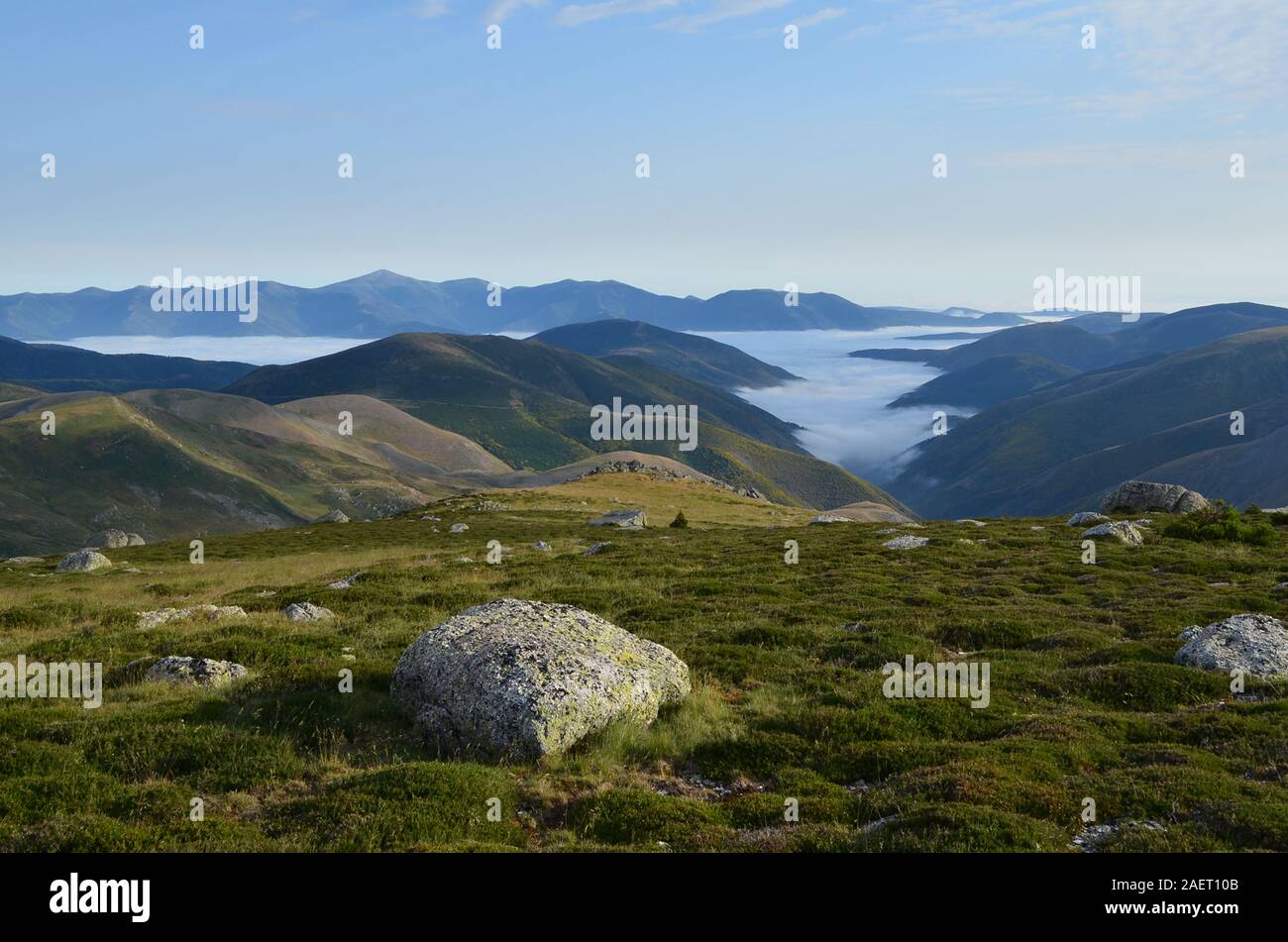 Rilievi di origine glaciale e del carso landforms a Urbion montagne al confine tra la Rioja e di Castilla y León, Spagna settentrionale Foto Stock