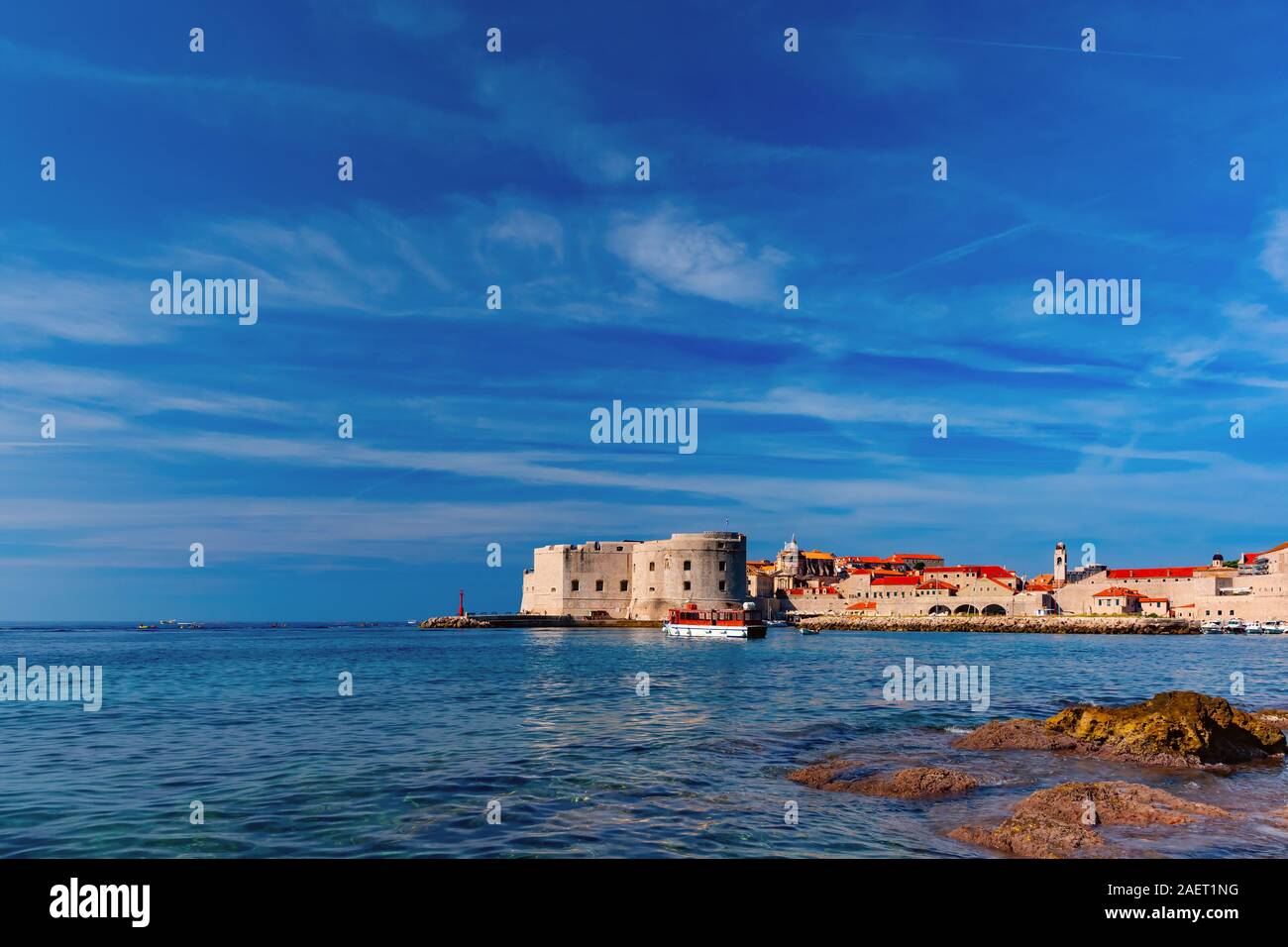 Il vecchio porto e Fort St Ivana in giornata soleggiata a Dubrovnik, Croazia Foto Stock