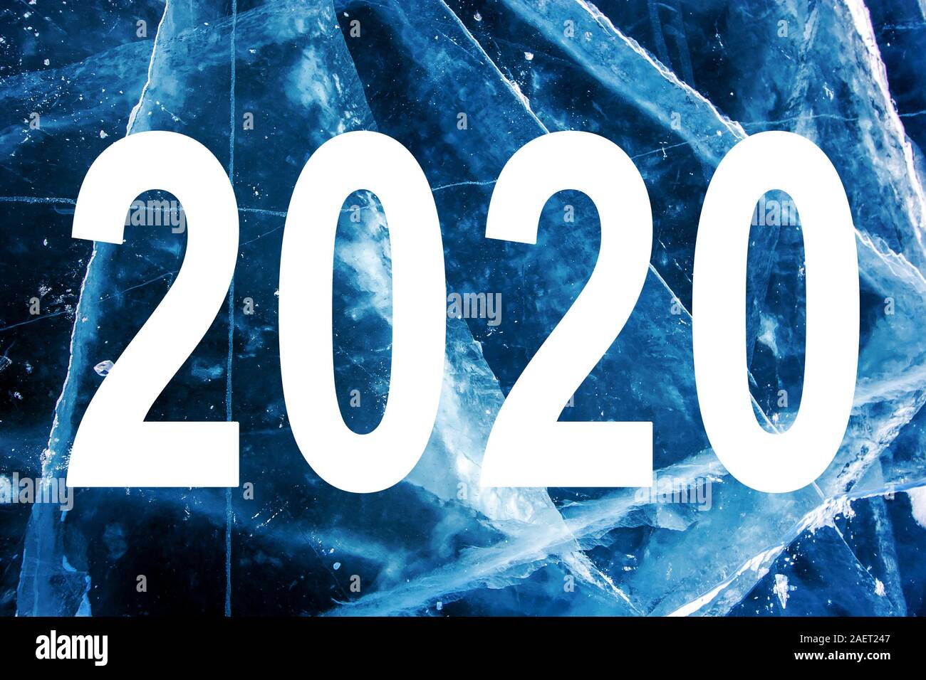 Colore dell'anno 2020 Classic blu Pantone. La consistenza naturale del ghiaccio trasparente del lago Baikal con profonde spaccature. Bellissimo sfondo d'inverno. Foto Stock