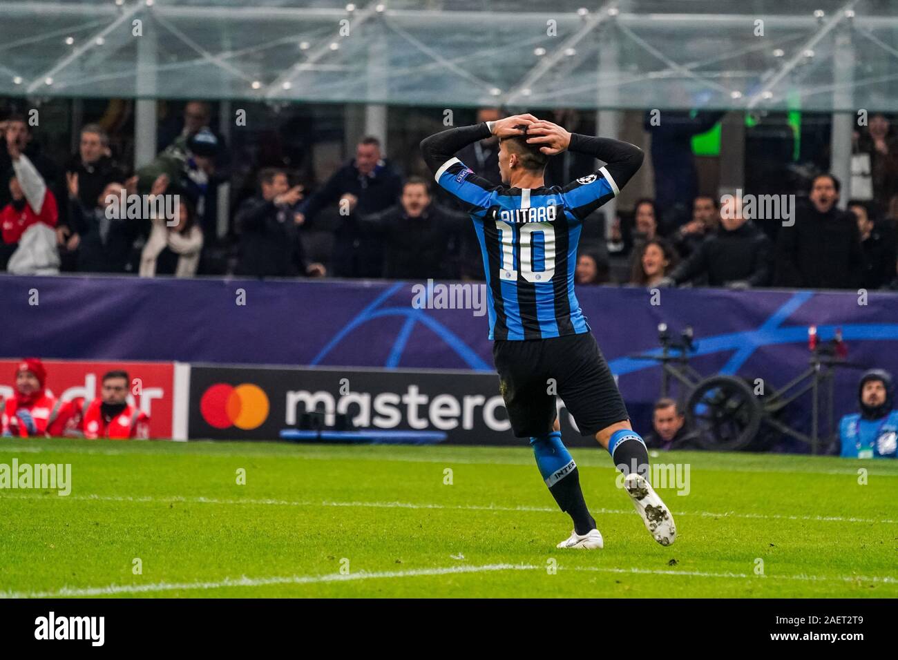 Milano, Italia. Decimo Dec, 2019. lautaro martinez (inter)durante il round del Torneo - Inter vs Barcellona, Soccer Champions League campionato Gli uomini in Milano, Italia, 10 Dicembre 2019 - LPS/Alessio Morgese Credito: Alessio Morgese/LP/ZUMA filo/Alamy Live News Foto Stock