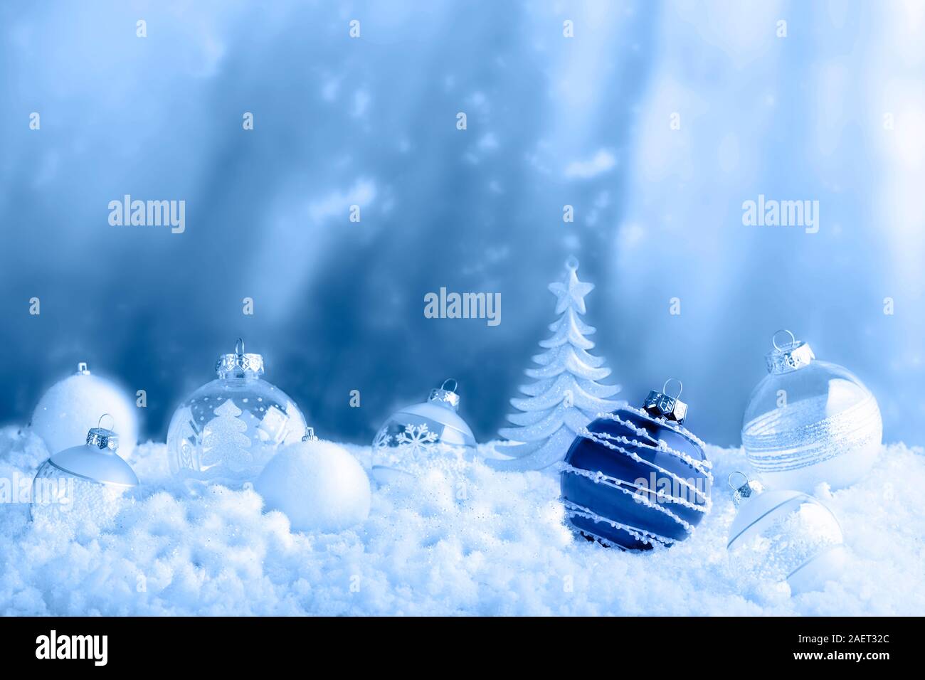 Buon Natale e Felice Anno Nuovo concetto. Classik blu palla di Natale, bianco e baubles albero di Natale sulla neve. Sfondo astratto virati al blu. Foto Stock