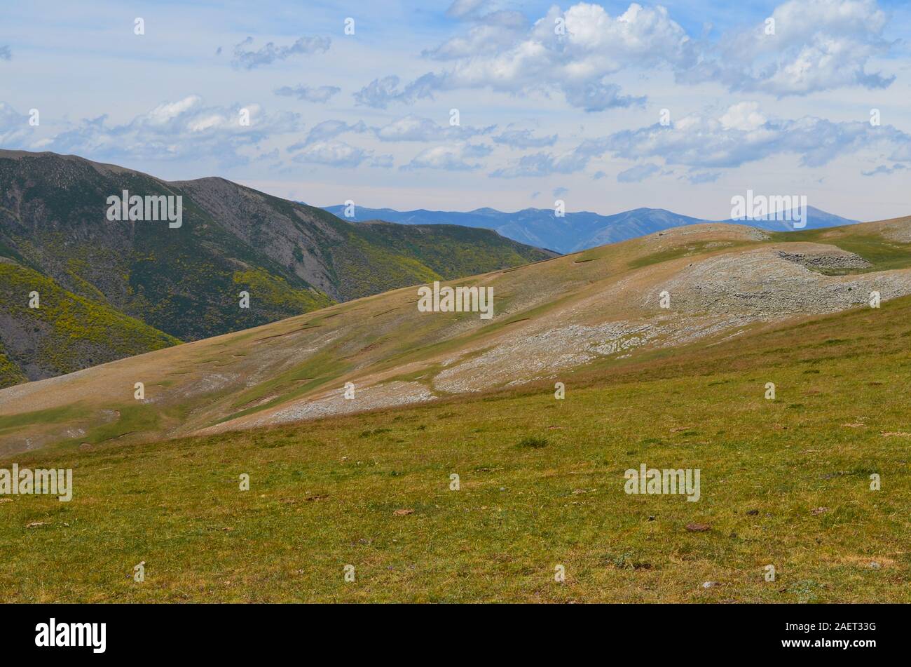 Rilievi di origine glaciale e del carso landforms a Urbion montagne al confine tra la Rioja e di Castilla y León, Spagna settentrionale Foto Stock