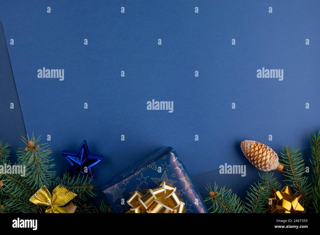 Composizione di natale con decorazioni, confezioni regalo baubles e rami di abete sul classico sfondo blu. Vacanze di Natale sfondo con cop Foto Stock