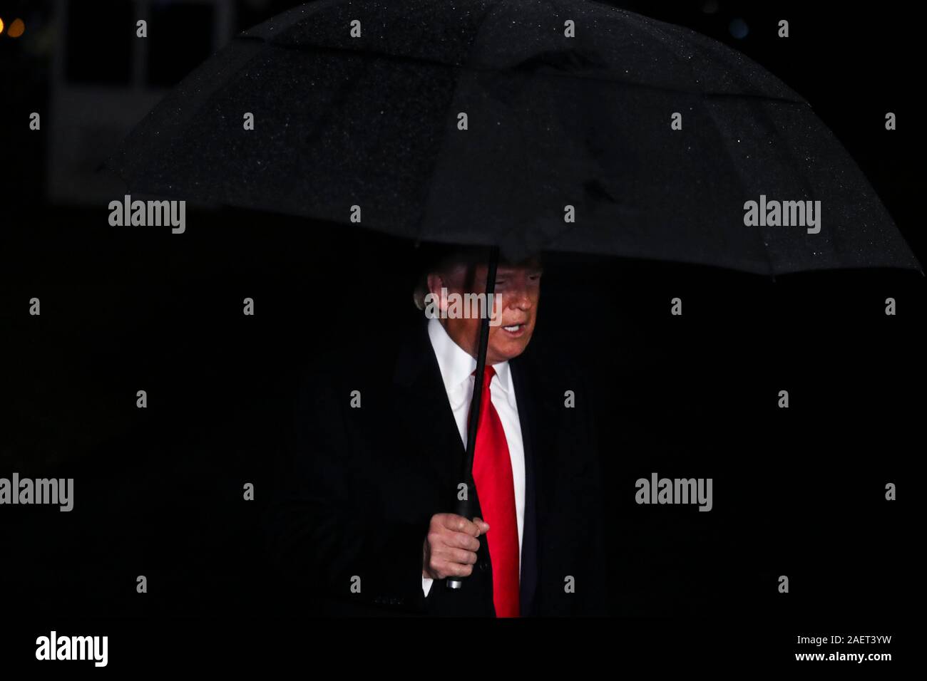 Washington, Stati Uniti d'America. Decimo Dec, 2019. Presidente Donald Trump parla con i membri dei media prima di salire a bordo di un Marine dal South Lawn della Casa Bianca sul dicembre 10, 2019 a Washington, DC., per un viaggio ad Hershey, PA (foto di Oliver Contreras/SIPA USA) Credito: Sipa USA/Alamy Live News Foto Stock