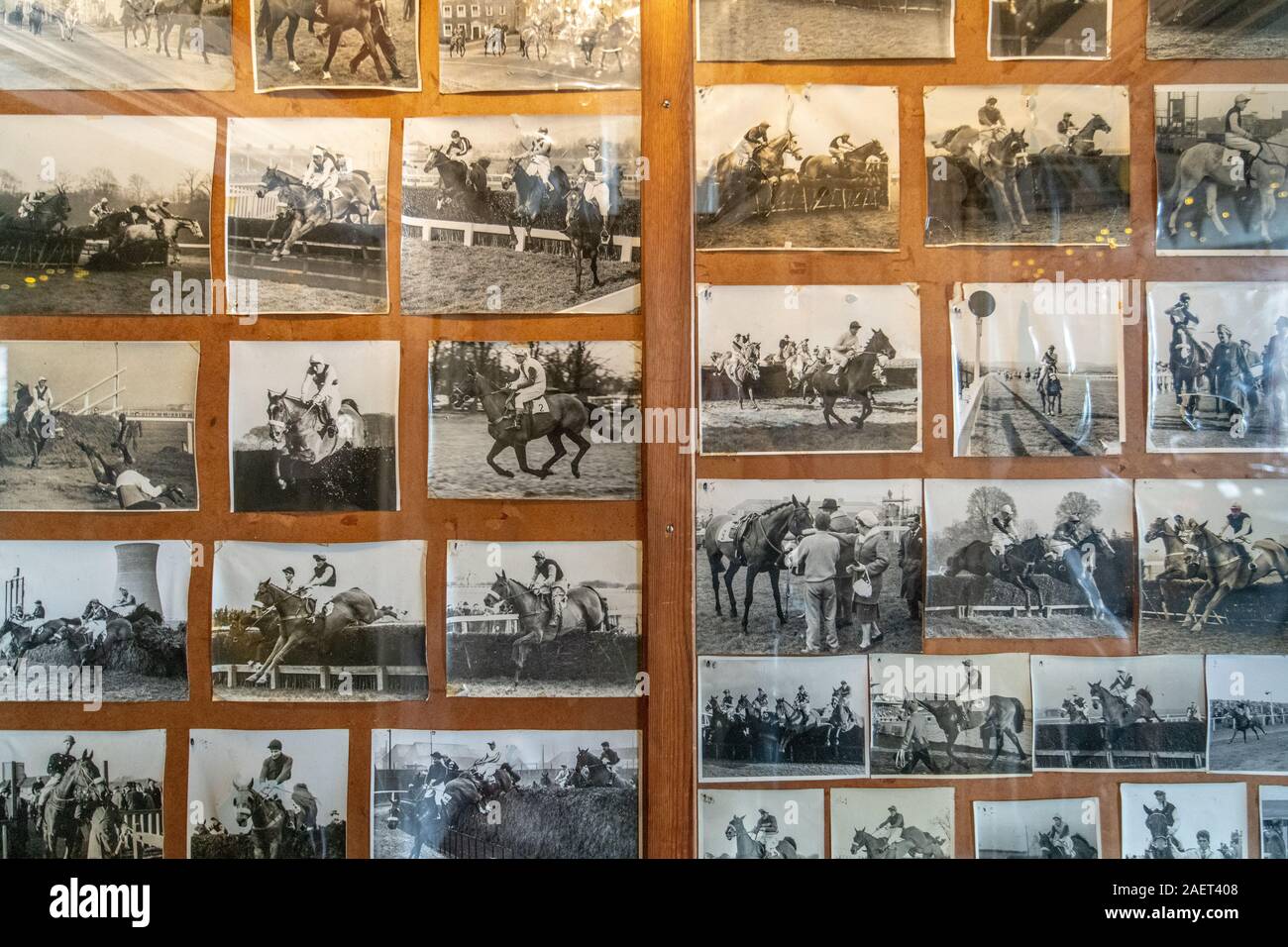 Middleham, Inghilterra - Una raccolta di vecchie fotografie di fantini e cavalli, Yorkshire, Regno Unito Foto Stock