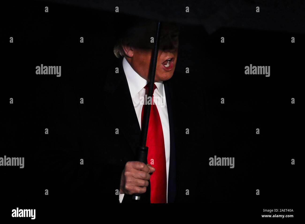 Washington, Stati Uniti d'America. Decimo Dec, 2019. Presidente Donald Trump parla con i membri dei media prima di salire a bordo di un Marine dal South Lawn della Casa Bianca sul dicembre 10, 2019 a Washington, DC., per un viaggio ad Hershey, PA (foto di Oliver Contreras/SIPA USA) Credito: Sipa USA/Alamy Live News Foto Stock