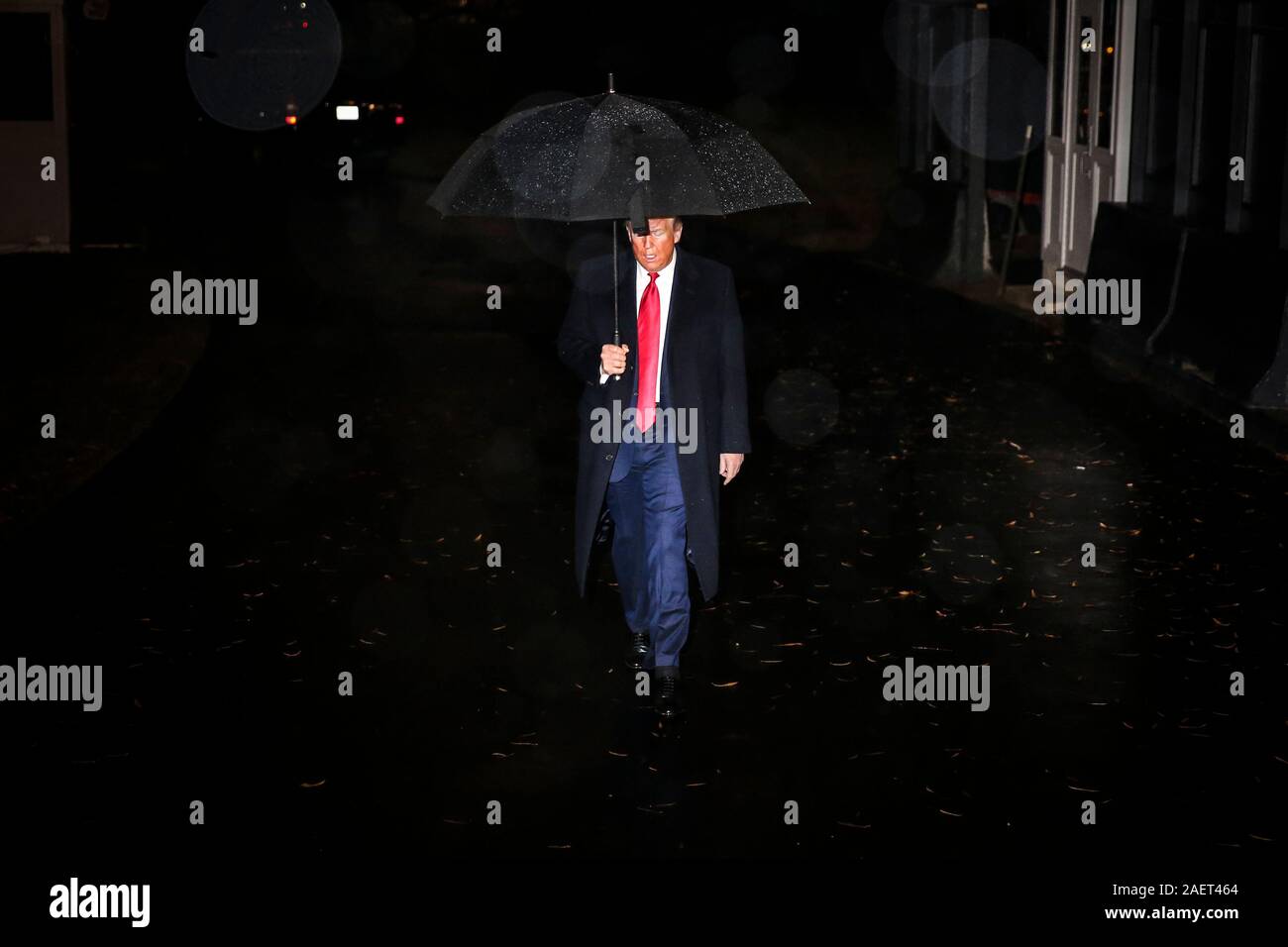 Washington, Stati Uniti d'America. Decimo Dec, 2019. Presidente Donald Trump passeggiate fuori dell'Ufficio Ovale della Casa Bianca prima di salire a bordo di un Marine dal South Lawn su dicembre 10, 2019 a Washington, DC., per un viaggio ad Hershey, PA (foto di Oliver Contreras/SIPA USA) Credito: Sipa USA/Alamy Live News Foto Stock