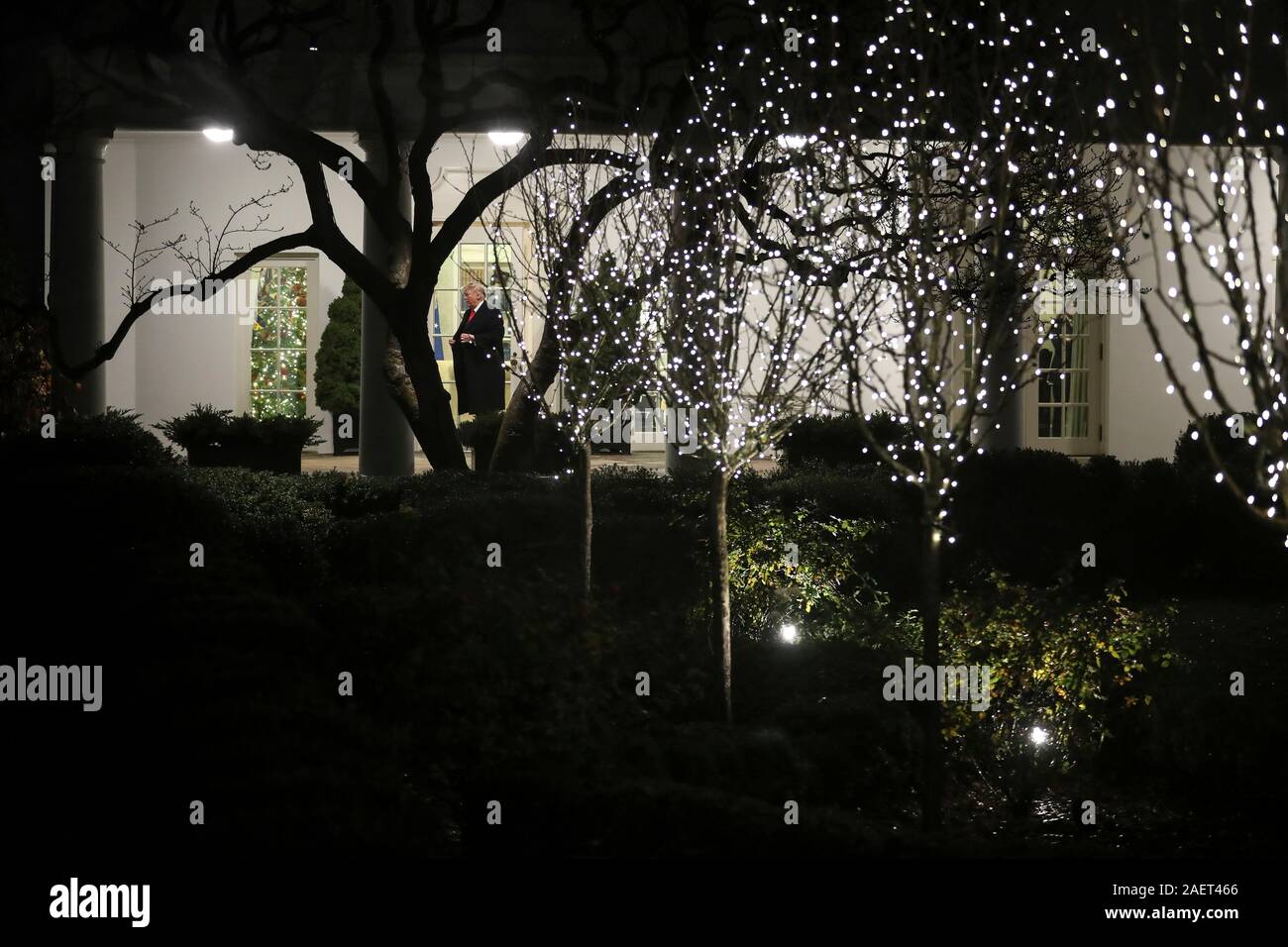 Washington, Stati Uniti d'America. Decimo Dec, 2019. Presidente Donald Trump passeggiate fuori dell'Ufficio Ovale della Casa Bianca prima di salire a bordo di un Marine dal South Lawn su dicembre 10, 2019 a Washington, DC., per un viaggio ad Hershey, PA (foto di Oliver Contreras/SIPA USA) Credito: Sipa USA/Alamy Live News Foto Stock