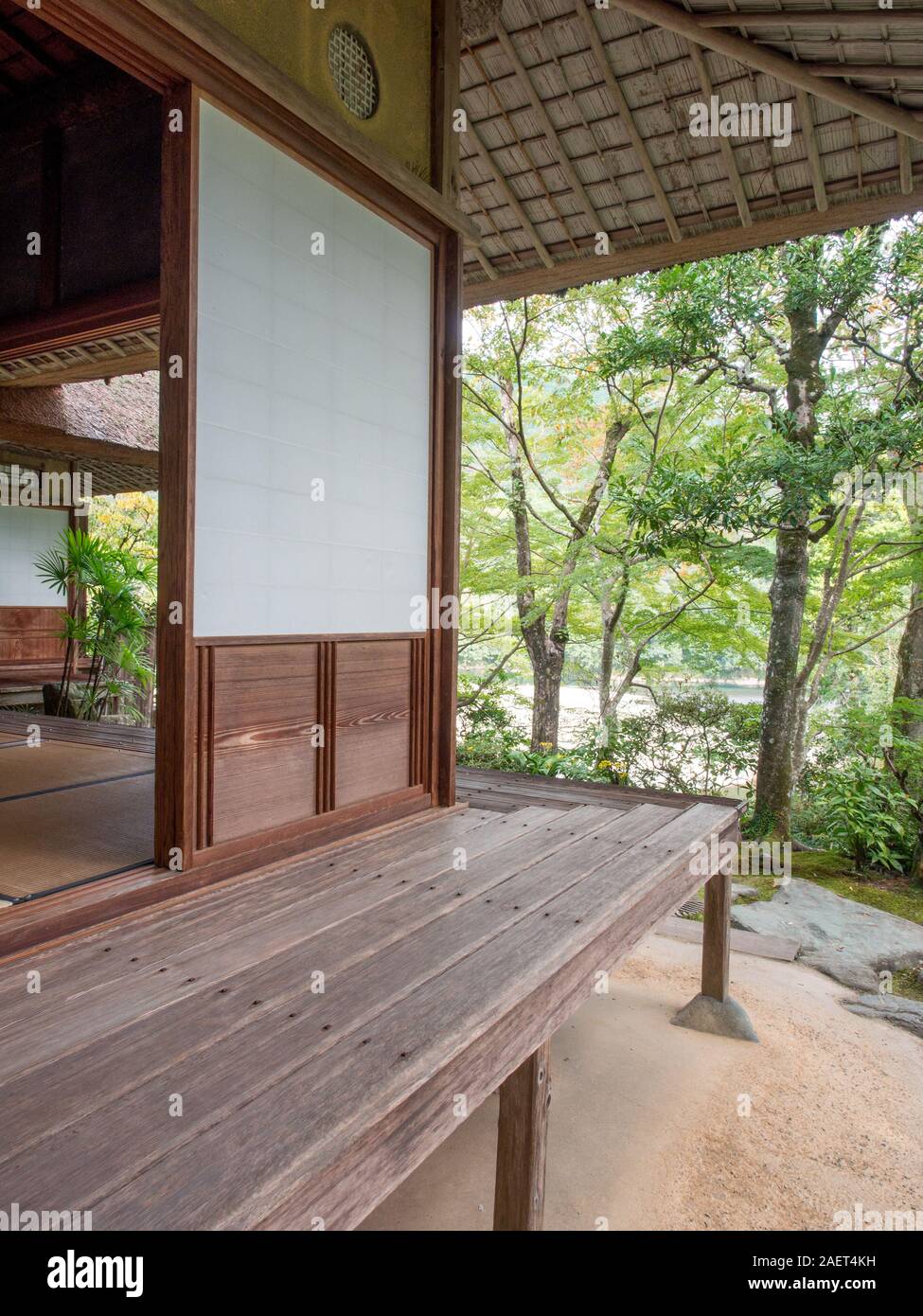 Tradizionale architettura giapponese, veranda in legno, scorrevoli shoji schermo i pannelli a parete, il tetto di paglia, Garyuin, Garyusanso, Ozu, Ehime Shikoku Giappone Foto Stock