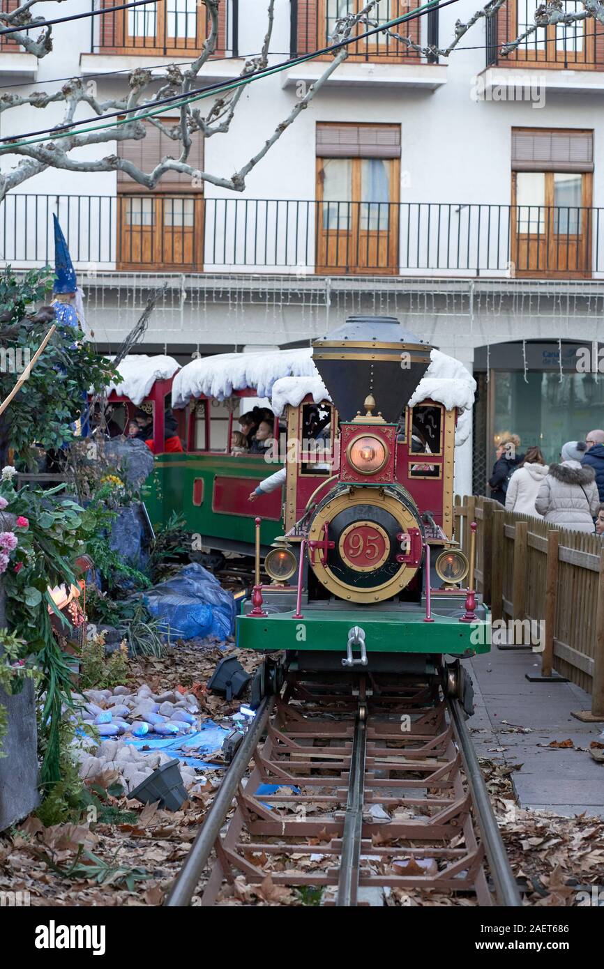 Giornata in treno a vapore in miniatura coperto di neve per bambini alla fiera di Natale di Torrejón de Ardoz, Spagna Foto Stock