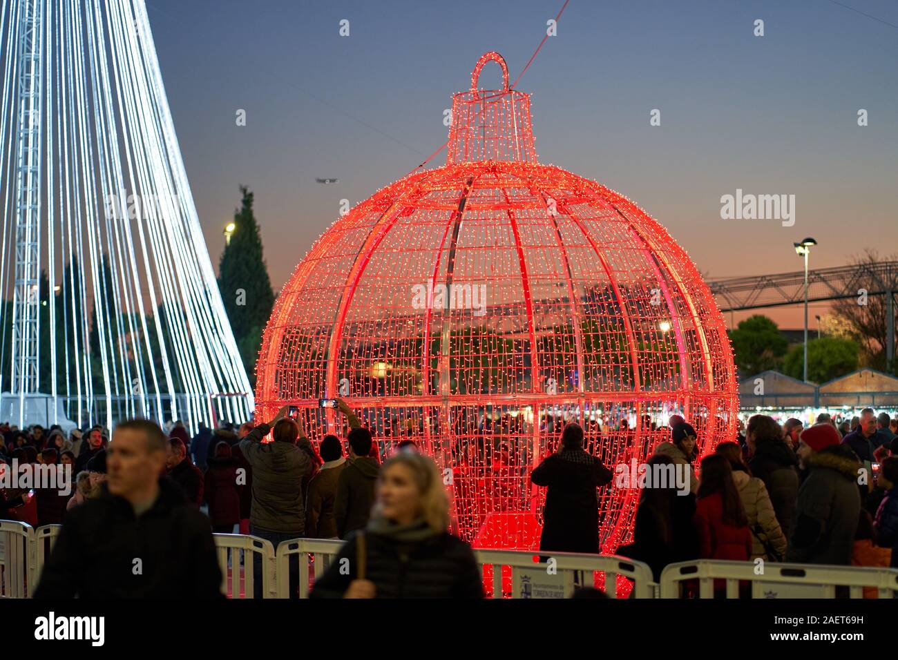 Un grande rosso Pallina natale attira la folla presso la fiera di Natale a Torrejon de Ardoz, Madrid, Spagna Foto Stock