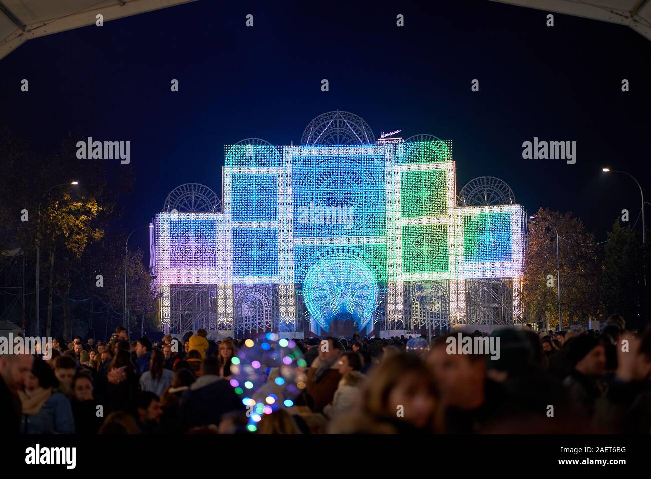 Le folle si radunano di fronte al cancello magico, uno spettacolo di luci a LED su una cornice alla fiera di natale di Torrejon de Ardoz Foto Stock