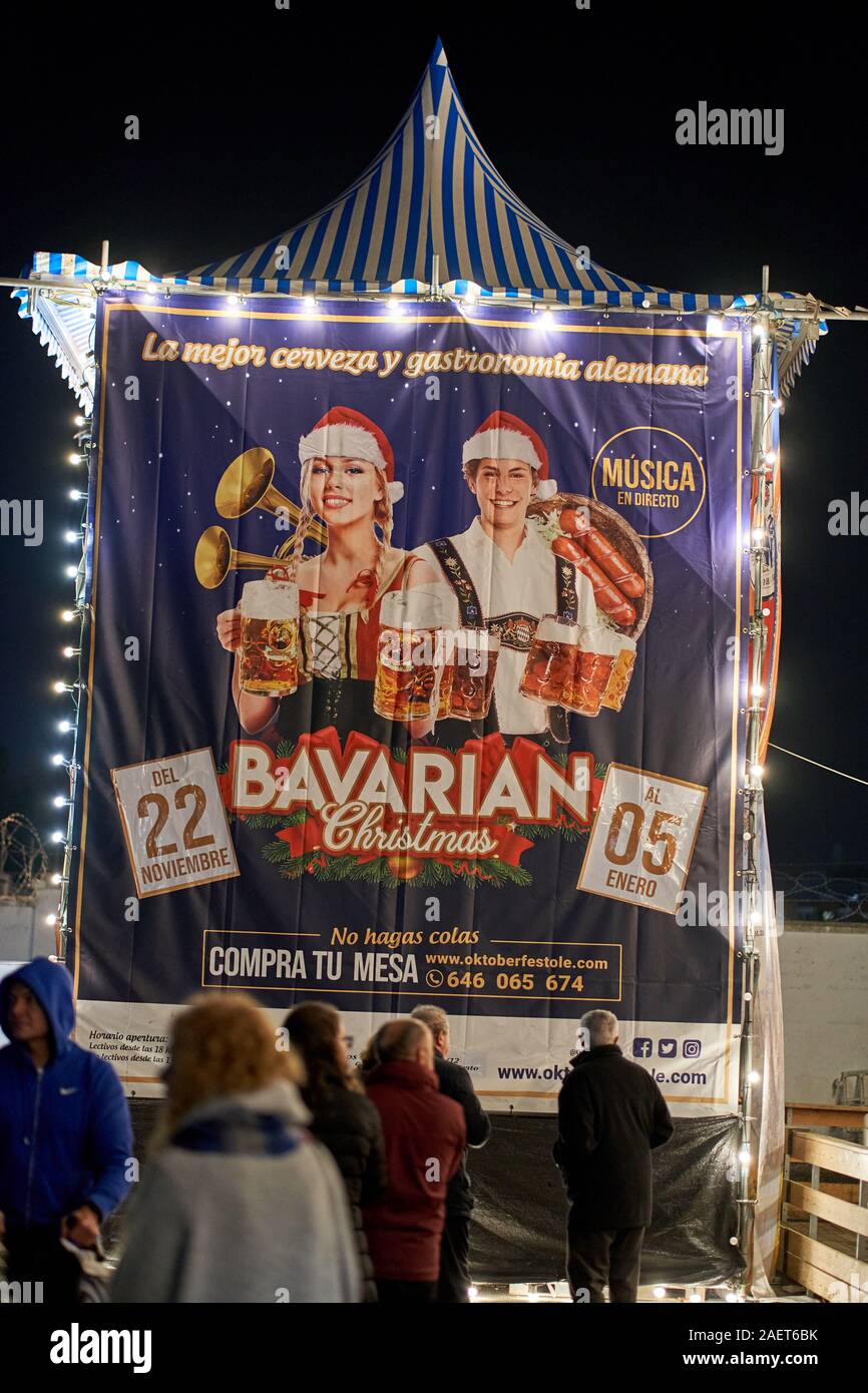 Un poster che fa pubblicità a un natale bavarese in Spagna. Promette la migliore birra e gastronomia tedesca con musica dal vivo Foto Stock