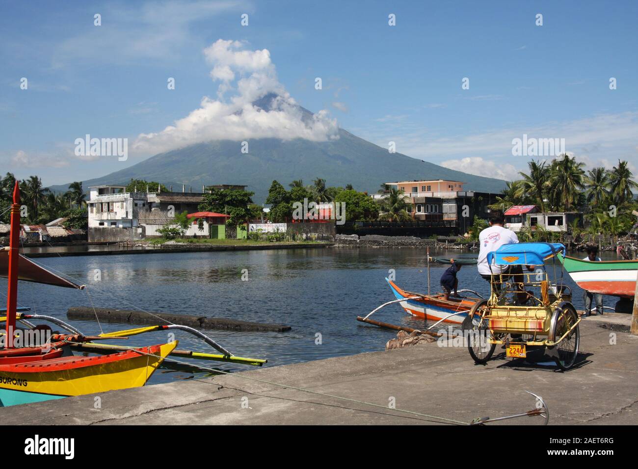 Vulcano Mayon incombente sull Tabaco porto della citta','isola di Luzon nelle Filippine Foto Stock