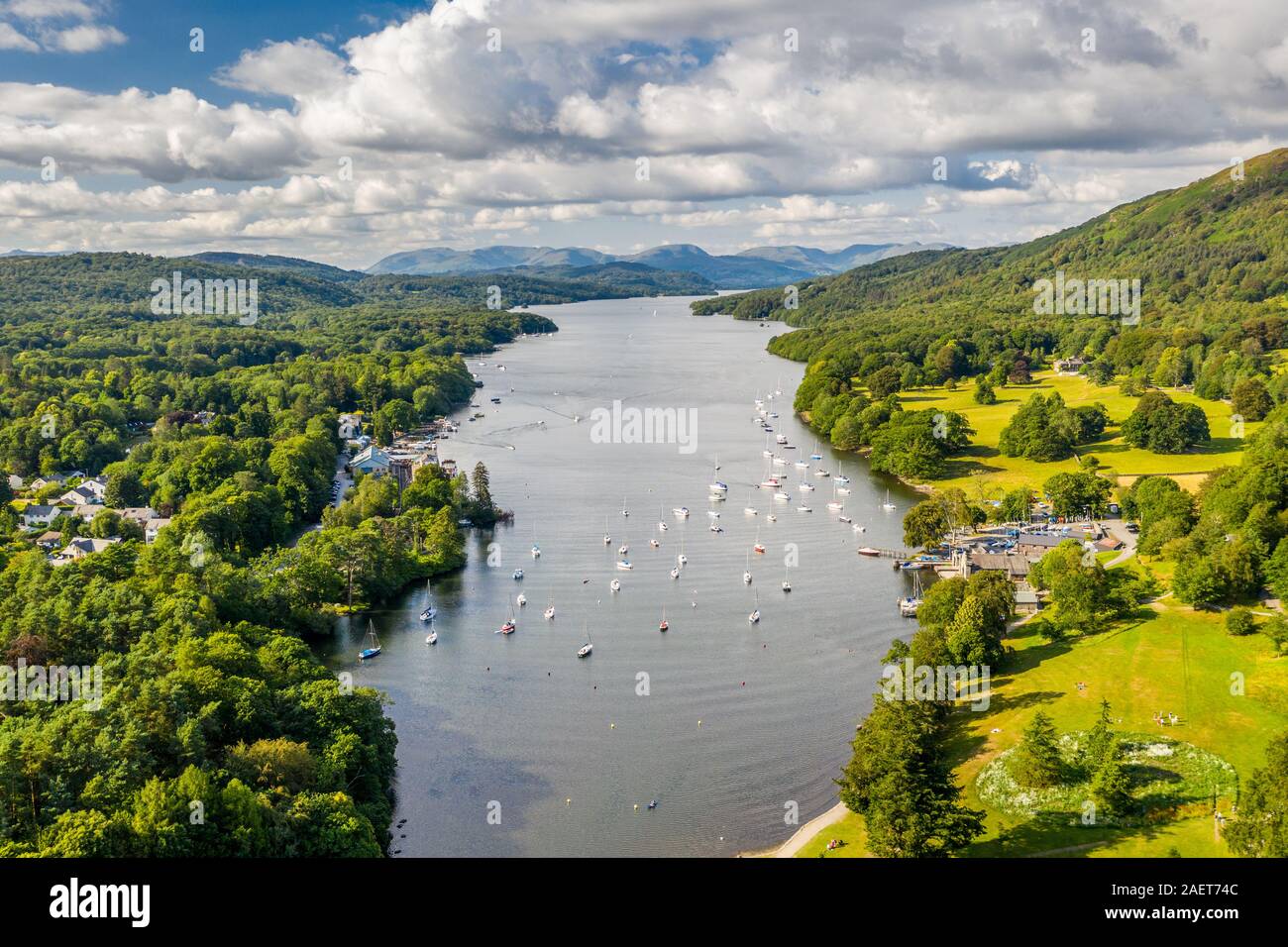 Barche ormeggiate su idilliaco lago di Windermere, Windermere, Cumbria, Regno Unito Foto Stock