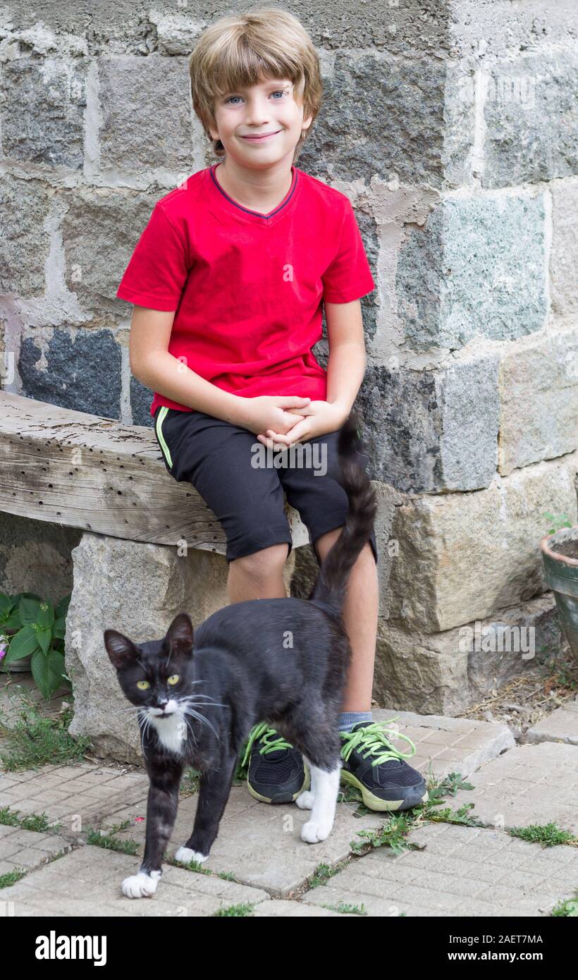 Ragazzo adorabile e un gatto Foto Stock