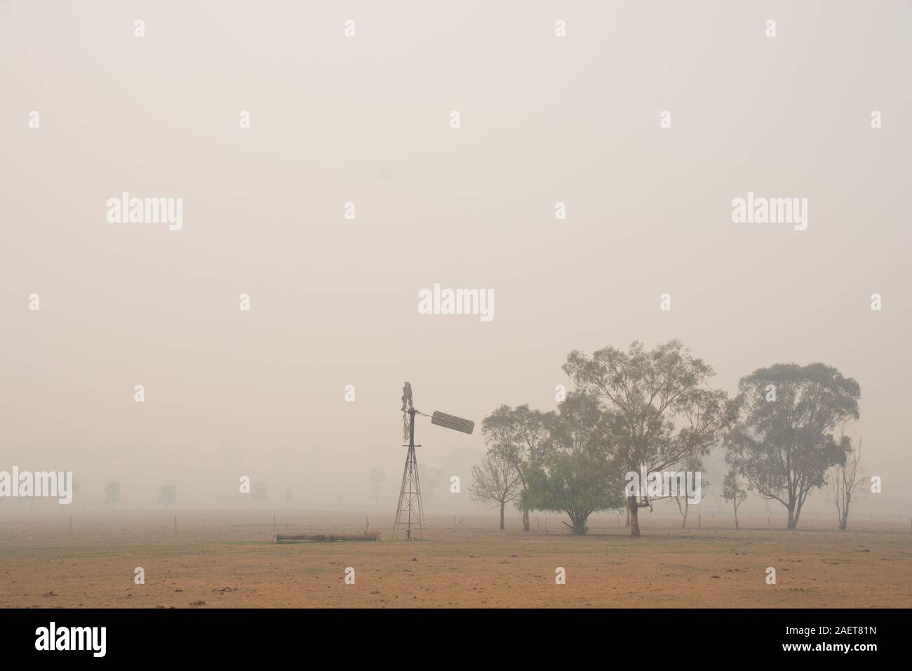 Fumo pesante inquinamento oltre una fattoria da incendi boschivi 120km (70 miglia).Tamworth Australia. Foto Stock