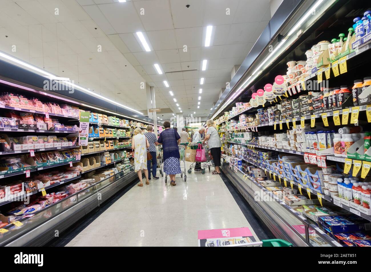Gli amanti dello shopping la selezione di voci di corridoio refrigerato di un supermercato in Australia. Foto Stock