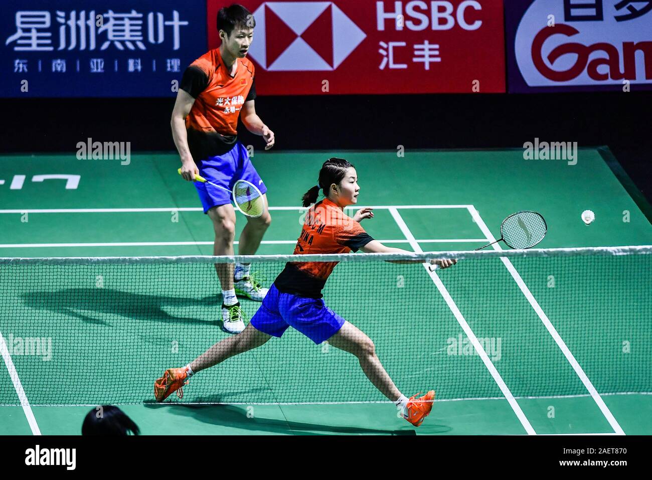 Ren Xiaoyu e Zhou Chaomin della Cina prendere la palla contro Kouhei Gondou e Ayane Kurihara del Giappone per il primo round del doppio misto di Fuzhou mento Foto Stock