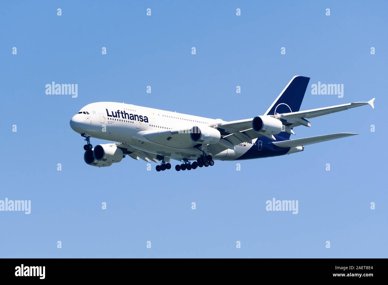 Agosto 31, 2019 San Francisco / CA / STATI UNITI D'AMERICA - aerei Lufthansa prepara per l'atterraggio all'Aeroporto Internazionale di San Francisco (SFO) Foto Stock