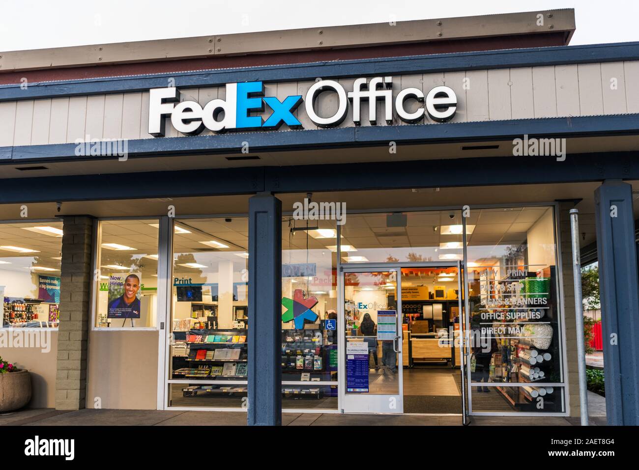 30 nov 2019 Sunnyvale / CA / STATI UNITI D'AMERICA - FedEx Ufficio Stampa e centro nave vista esterna Foto Stock