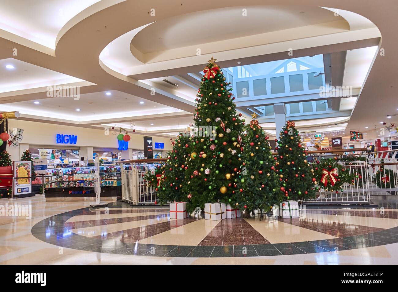 Shopping Mall in Tamworth Australia con alberi di Natale e qualche decorazione. Foto Stock