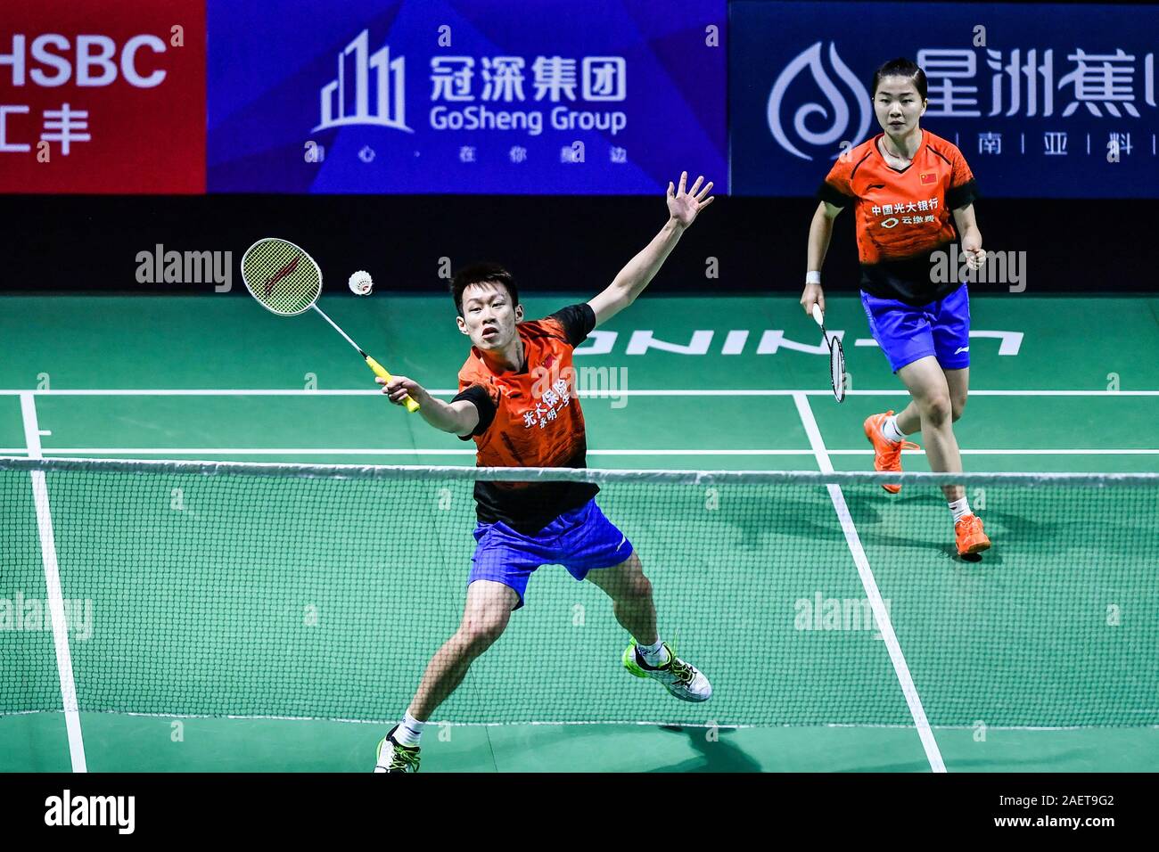 Ren Xiaoyu e Zhou Chaomin della Cina prendere la palla contro Kouhei Gondou e Ayane Kurihara del Giappone per il primo round del doppio misto di Fuzhou mento Foto Stock