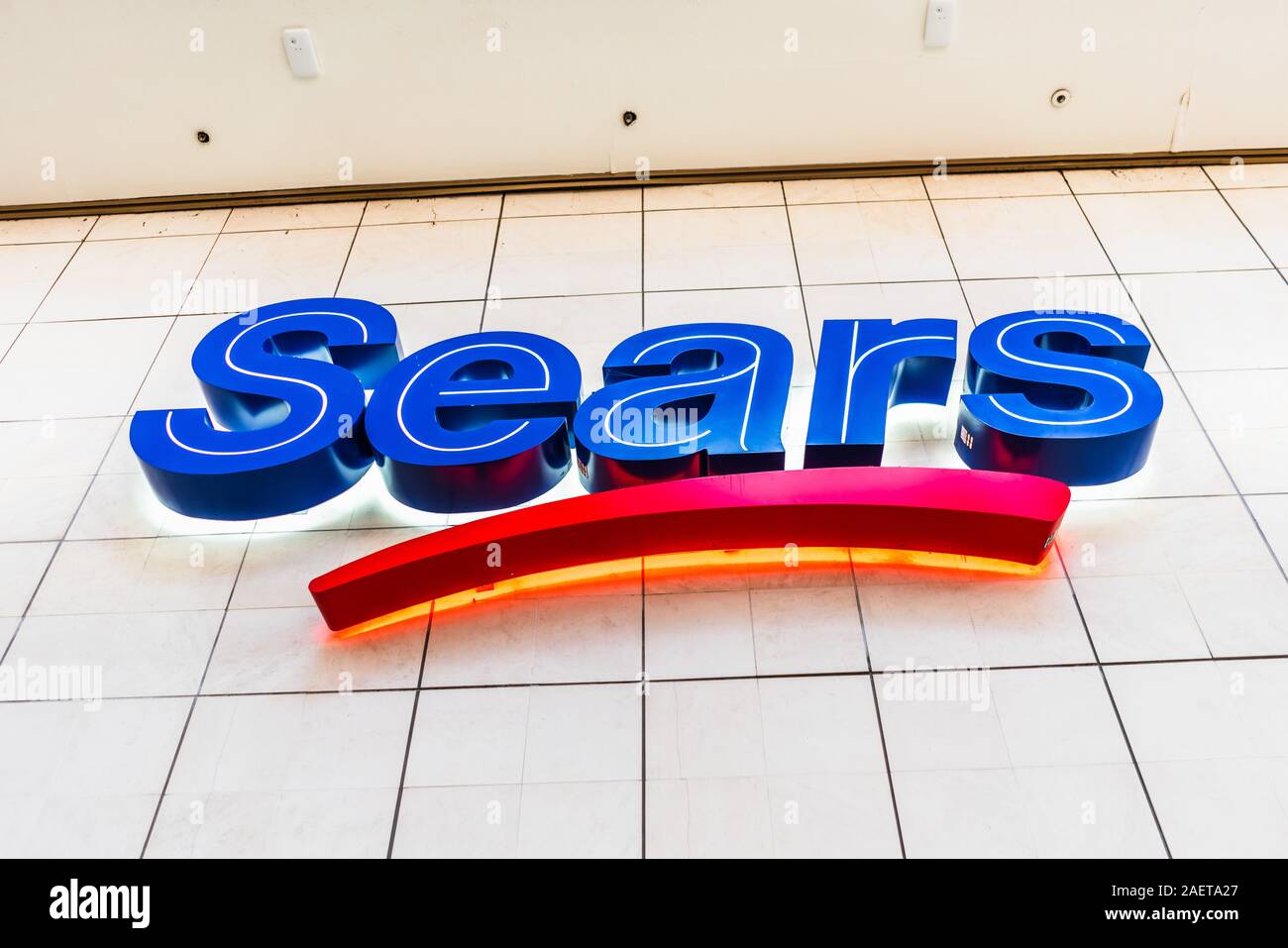 Dicembre 6, 2019 San Jose / CA / STATI UNITI D'AMERICA - Sears logo sulla facciata di una delle loro grandi magazzini; diversi negozi Sears sono pianificati per chiudere come risultato di Foto Stock