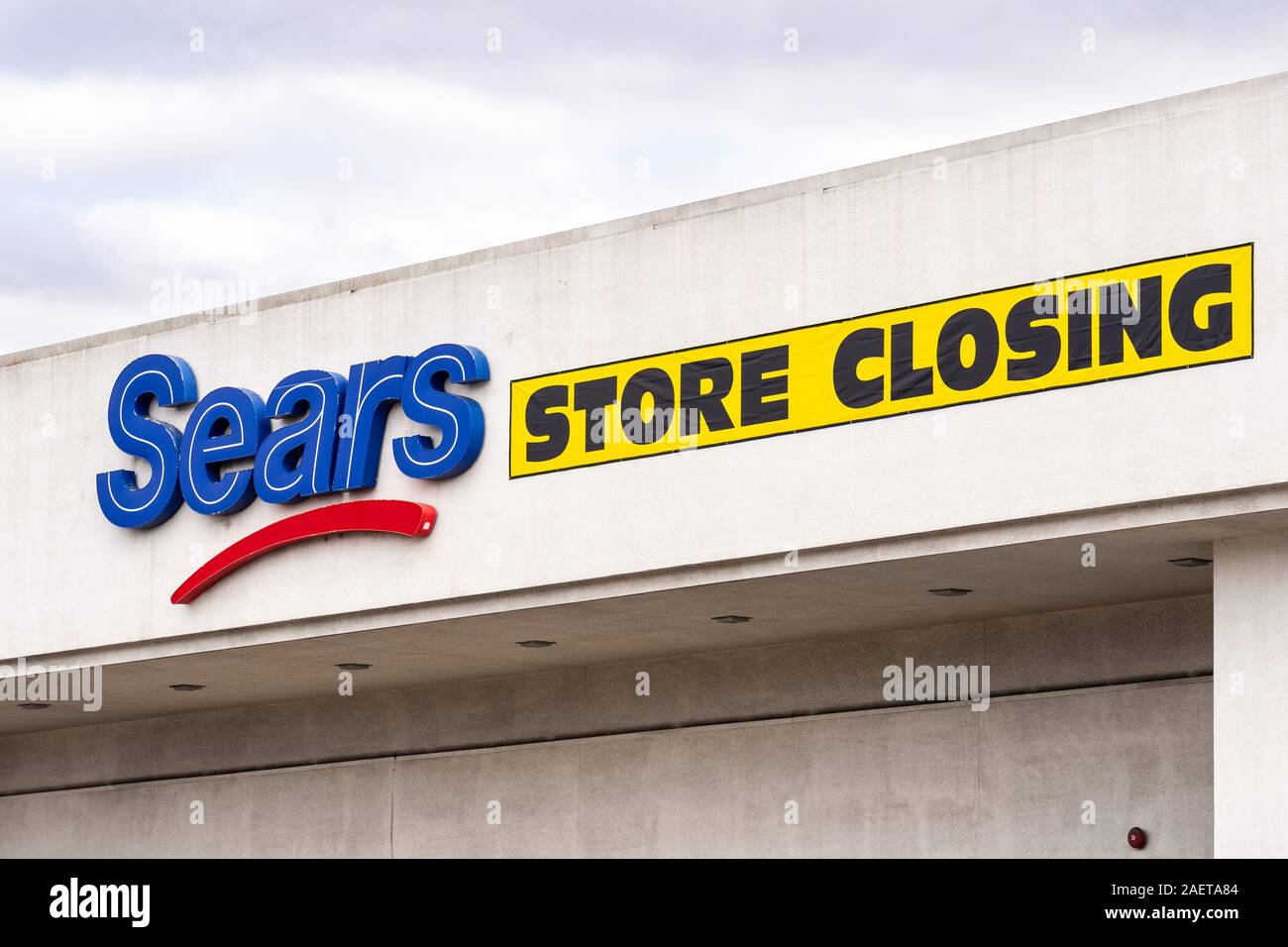 Dicembre 6, 2019 San Jose / CA / STATI UNITI D'AMERICA - Sears store avente la sua chiusura dello store per la vendita; diversi negozi Sears sono pianificati per chiudere nei prossimi mesi come risultato Foto Stock