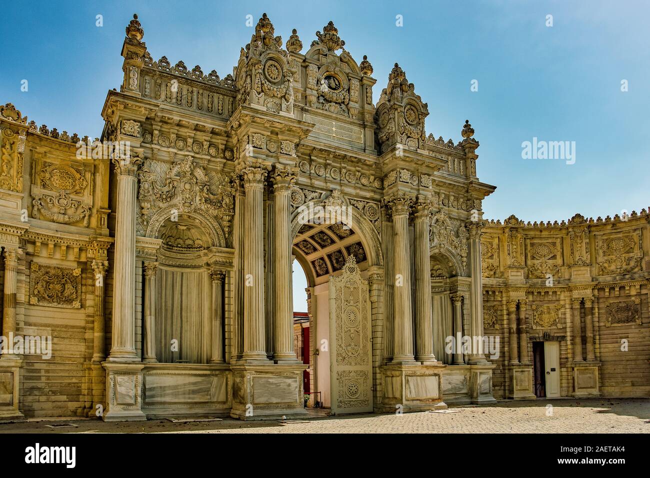Il Palazzo Dolmabahce e gate del sultano, Istanbul, Turchia Foto Stock