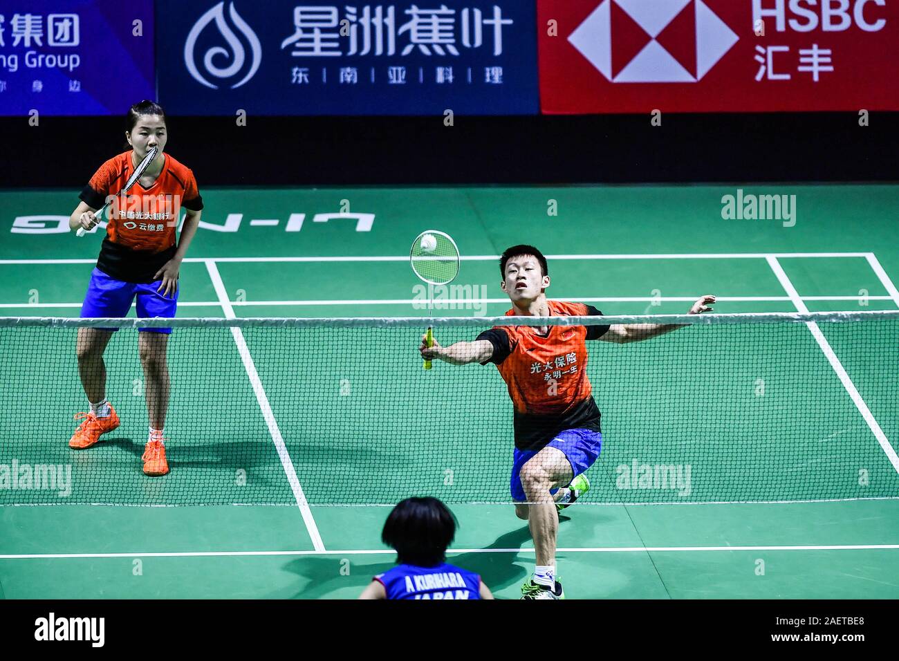 Ren Xiaoyu e Zhou Chaomin della Cina prendere la palla contro Kouhei Gondou e Ayane Kurihara del Giappone per il primo round del doppio misto di Fuzhou mento Foto Stock
