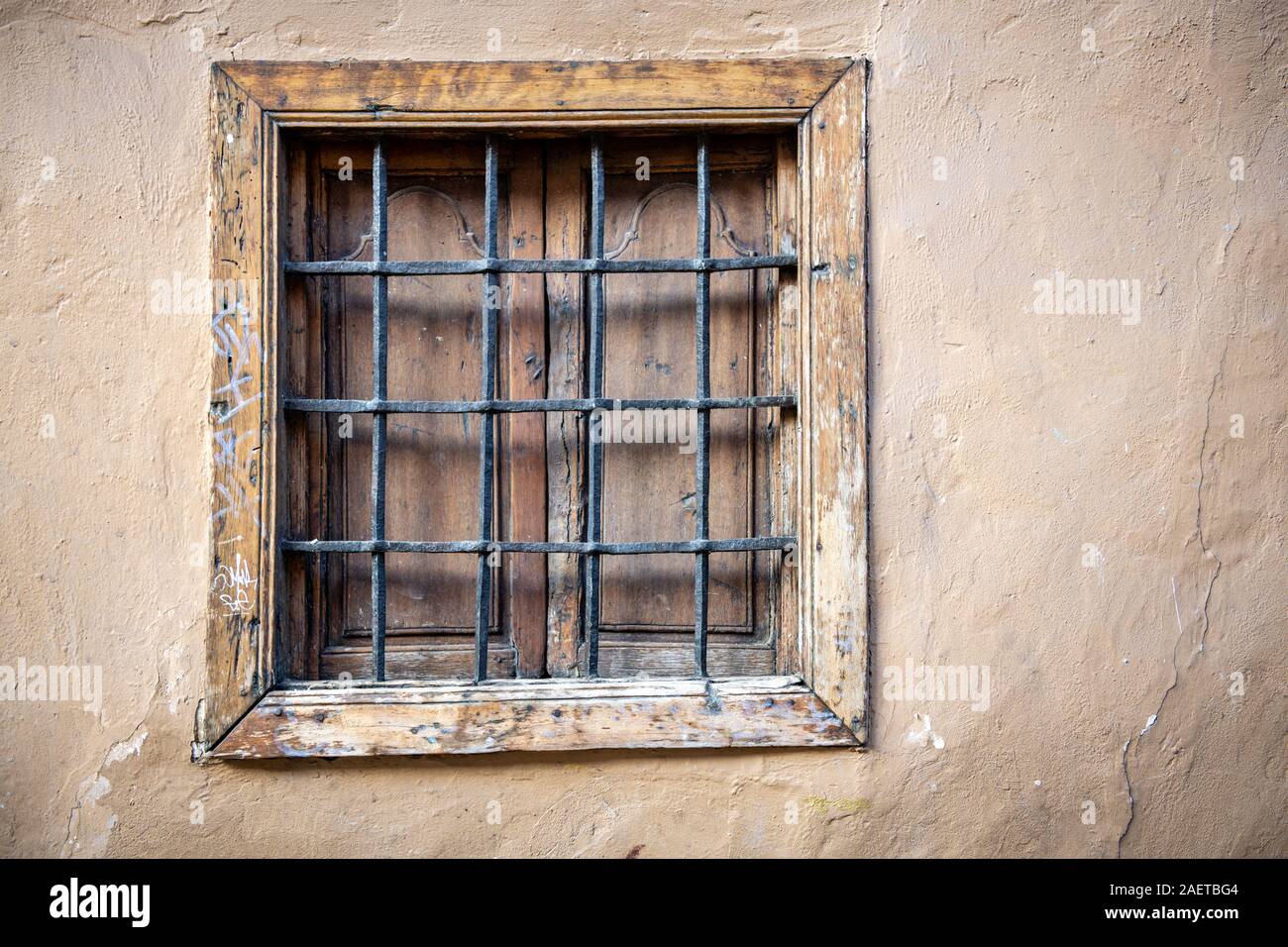 Una finestra in stile rustico con graffiti in Bogotá‡ , Colombia Foto Stock