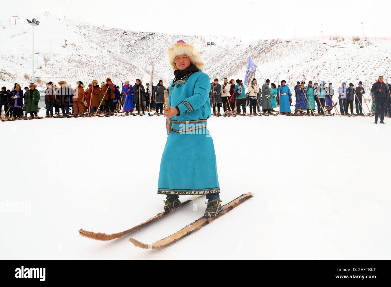 La gente a prendere parte in un carnevale a un campo di sci sulla montagna di Jiangjun in degli Altai, a nord-ovest della Cina di Xinjiang Uygur Regione autonoma, 27 novembre 2019. Foto Stock