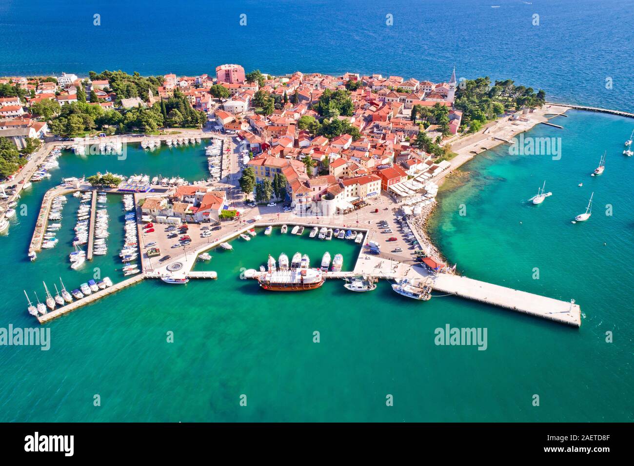 Novigrad Istarski Adriatico storica cittadina costiera vista aerea, Istria regione della Croazia Foto Stock