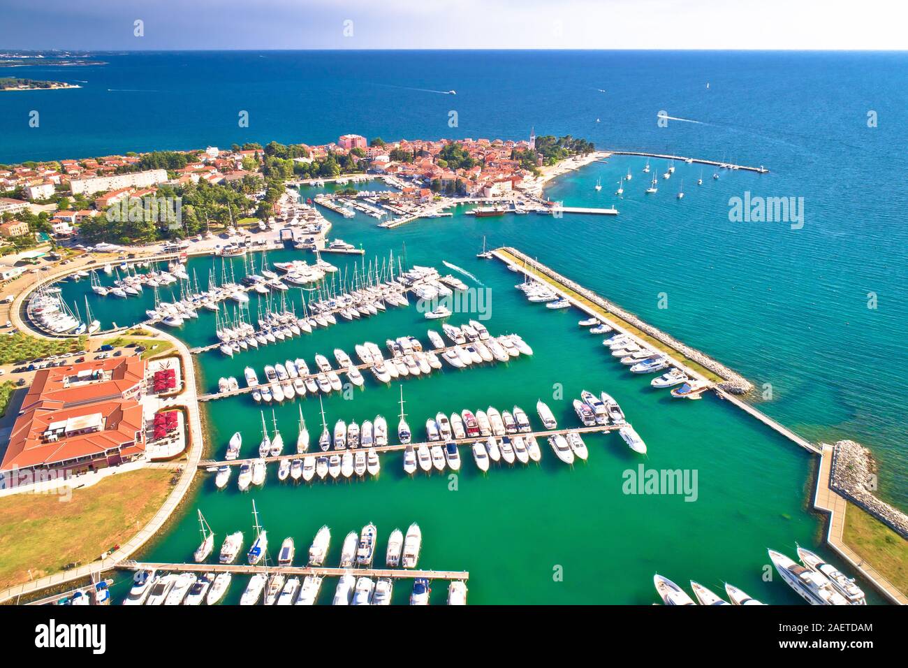 Novigrad Istarski Adriatico storica cittadina costiera costa e marina vista aerea, Istria regione della Croazia Foto Stock