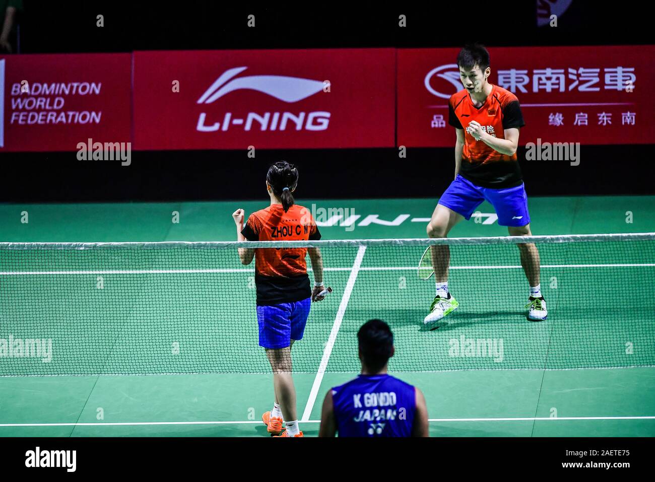 Ren Xiaoyu e Zhou Chaomin della Cina prendere la palla contro Kouhei Gondou e Ayane Kurihara del Giappone per il primo round del doppio misto di Fuzhou mento Foto Stock