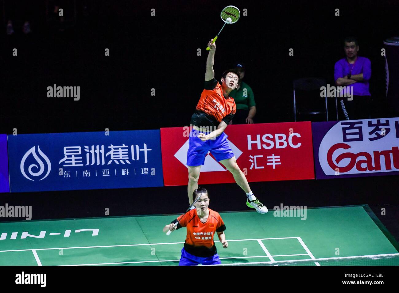 Ren Xiaoyu e Zhou Chaomin della Cina prendere la palla contro Kouhei Gondou e Ayane Kurihara del Giappone per il primo round del doppio misto di Fuzhou mento Foto Stock